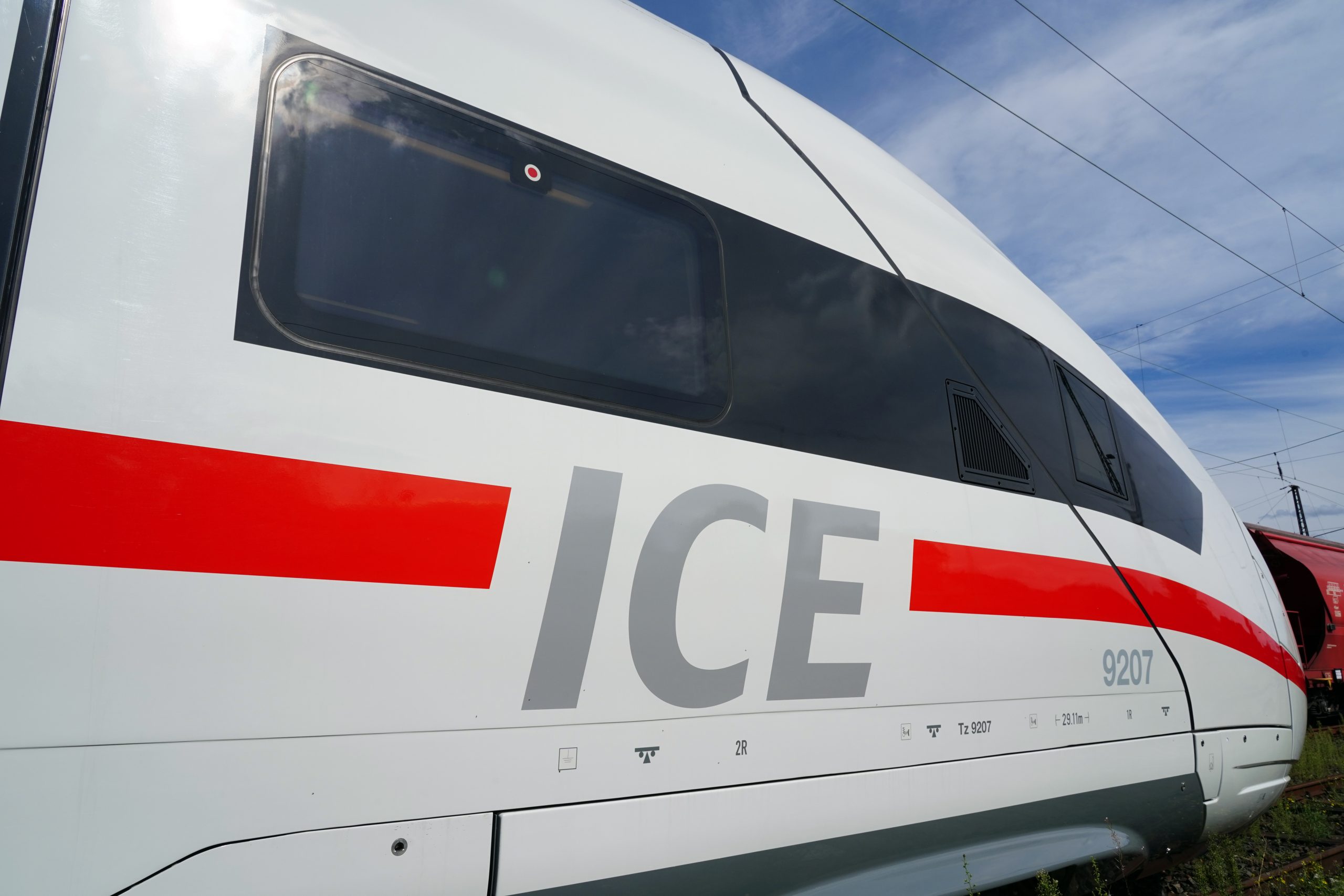 Passenger rail: Side view of the power car of an ICE 4